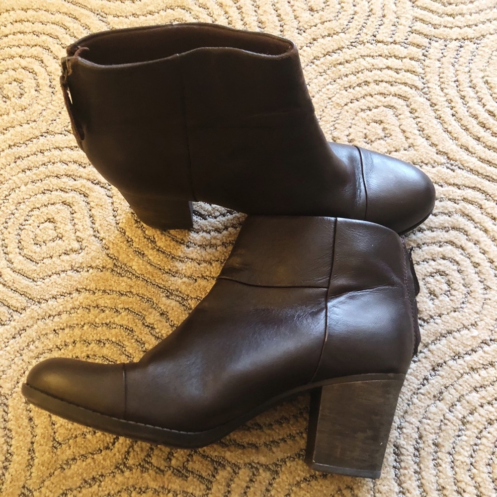 CLARK’S WOMENS BOOTIES SIZE 12!